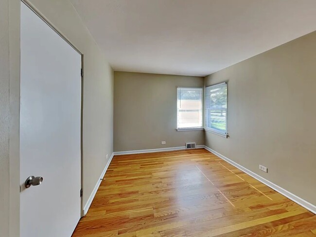 Photo - 19 E Adams St