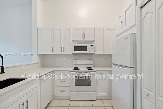 Building Photo - 1663 SE 29th St Unit 204 Rental