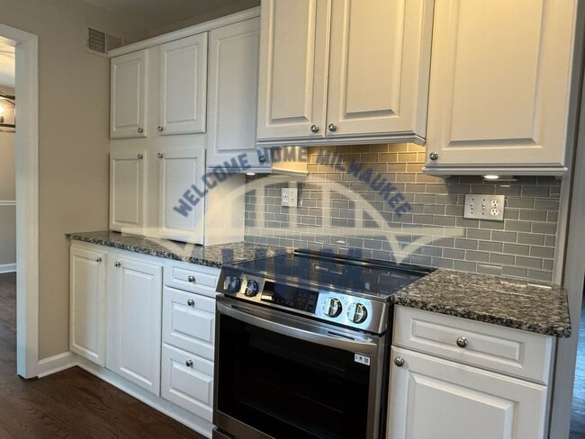 Building Photo - 6225 N Lydell Ave