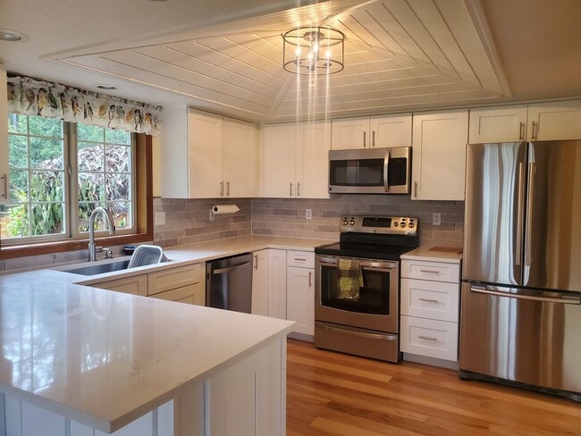 Photo - Beautiful home over the Hammersley Inlet