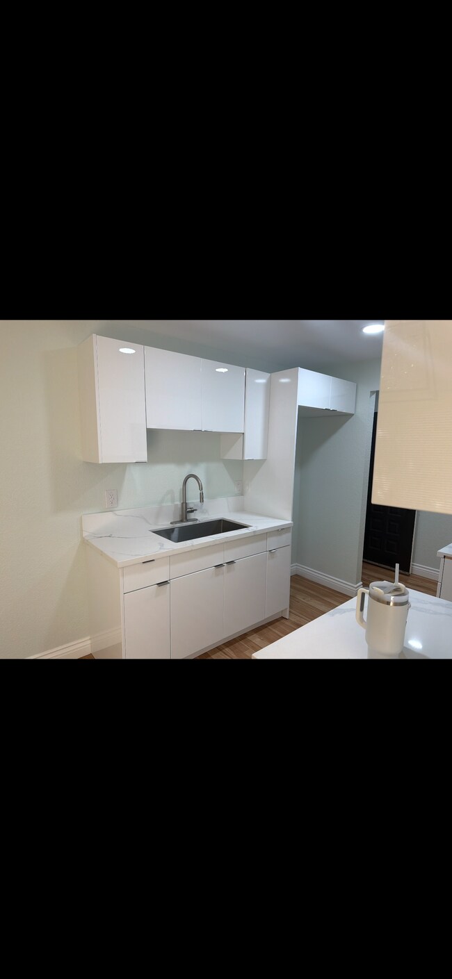 7439 Woodman Ave Unit 44