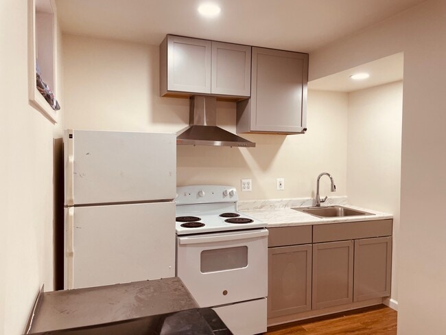 Kitchen - 7043 Brocton Ct