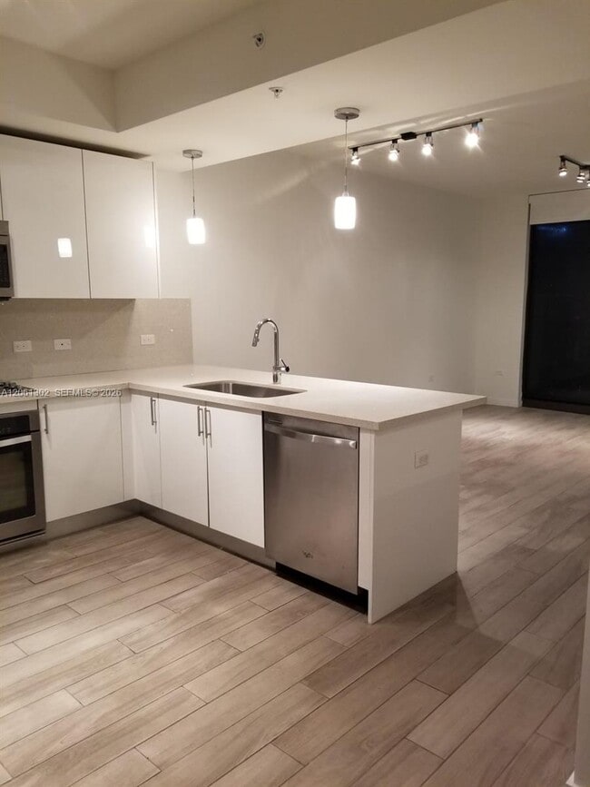 Building Photo - 999 SW 1st Ave Unit 3308