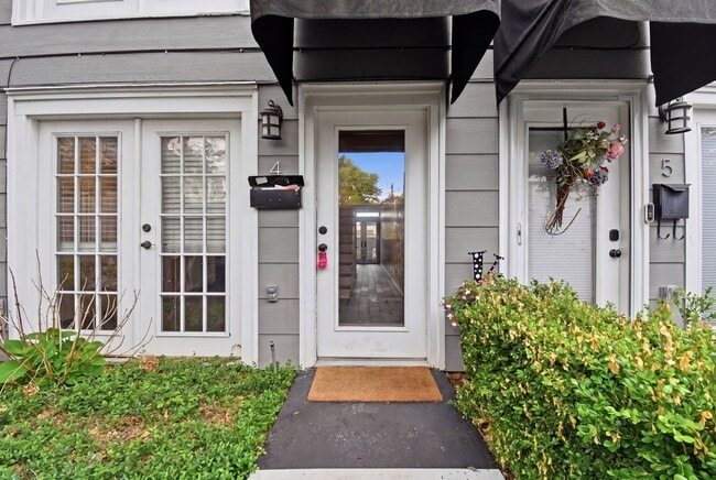 Building Photo - 2 Bed 2.5 Bath Right off Cherry Street!!