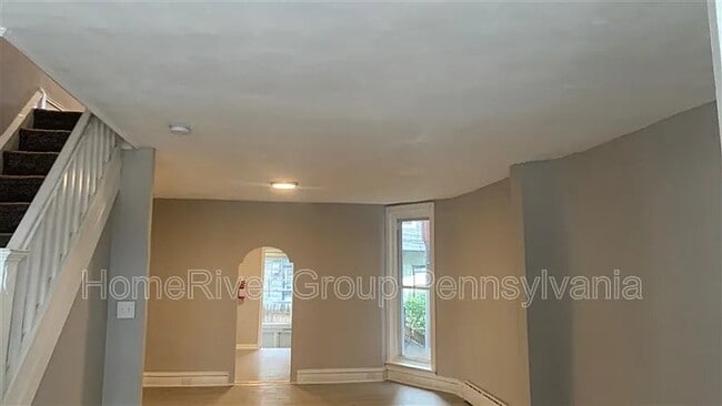 Photo - 5853 Webster St