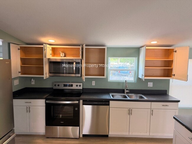 Photo - BEAUTIFUL 3/2 AVAILABLE NOW! ASK ABOUT OUR SPECIALS!!!