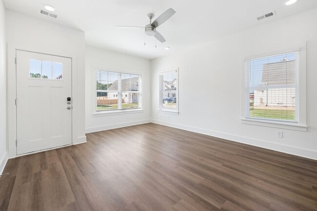 Photo - 1 Bedroom home with Garage!