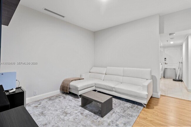 Photo - 520 Brickell Key Dr