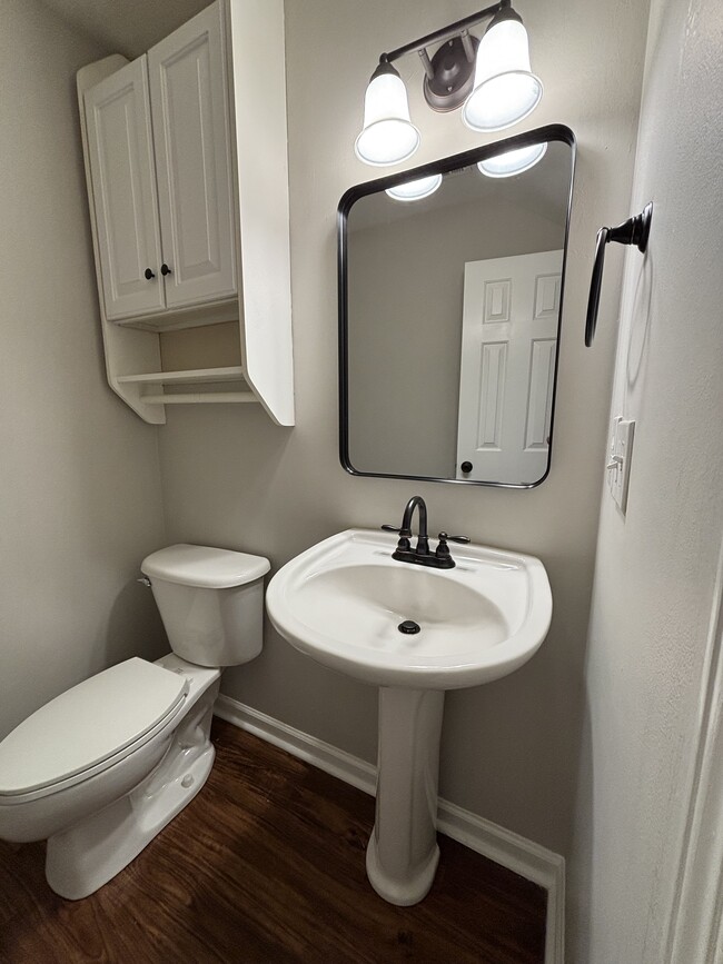 Powder Room - 808 Woodsford Dr
