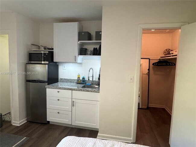 5639 Lincoln St Unit 3