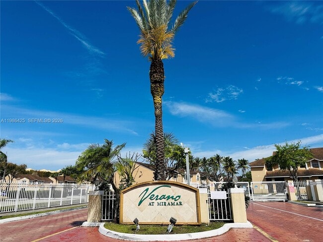 Building Photo - 8102 SW 21st Ct Unit 8102