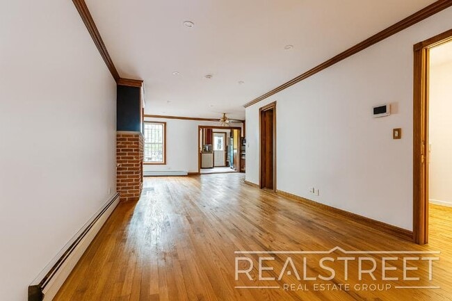 Photo - 376 Kosciusko Street – Large 1 Bedroom wit... Unidad 1