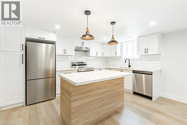 Photo - 172 Fennell Ave E