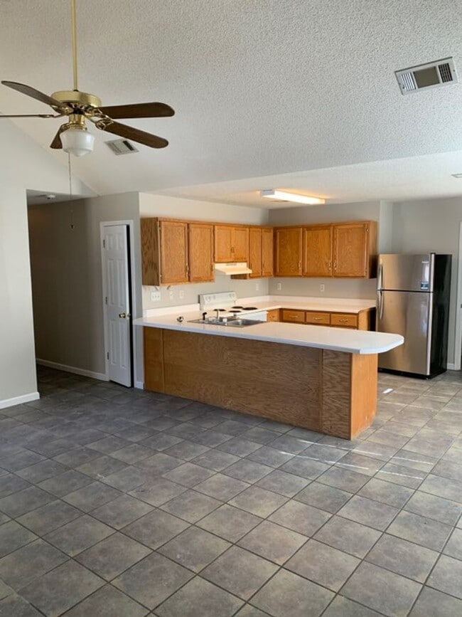 Photo - 3 bed 3 bath house! Water and Internet included!!