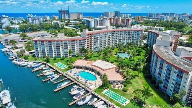Building Photo - 2731 NE 14th Street Causeway Unit 412