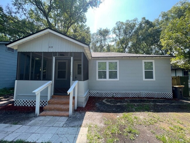 Building Photo - 4/2 Single Family Home : Available Now!