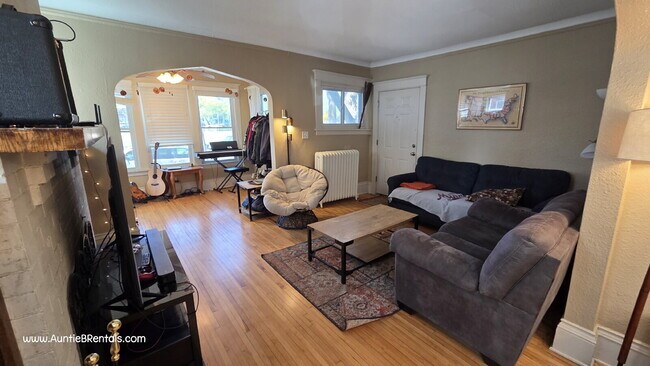 Photo - 2BR 1BA Beautiful Triplex Upper Unit - VIDEO TOUR