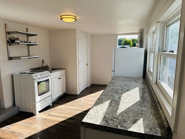 Building Photo - 415 16th St W Unit C