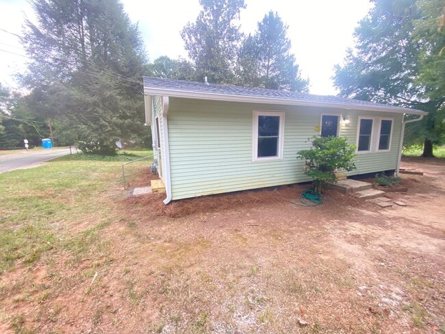 Photo - 3bd/1ba House Renovated In 2021 near Hwy 2...