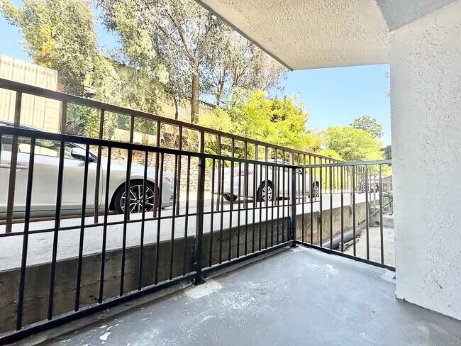 3949 Los Feliz Blvd