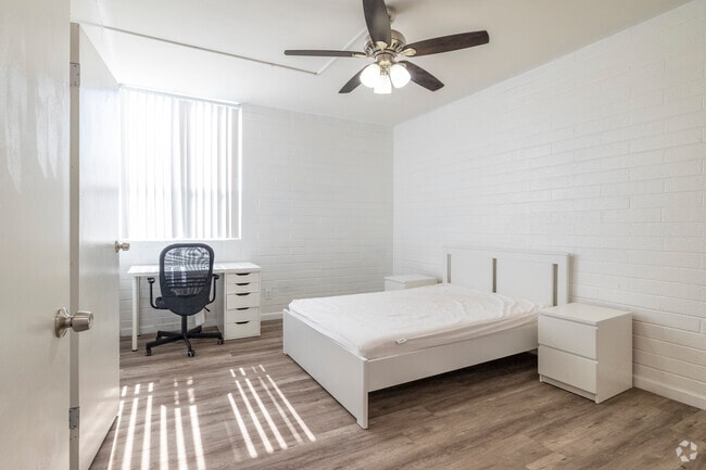 2BR, 2BA - 928SF - Main Bedroom - Tempe Terrace