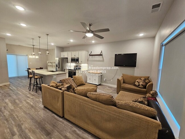 Beautiful Furnished 2bed 2.5 bath Townhome... - Beautiful Furnished 2bed 2.5 bath Townhome...