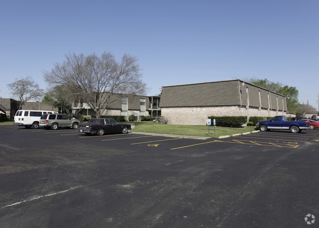 Highland Square - Highland Square Apartments