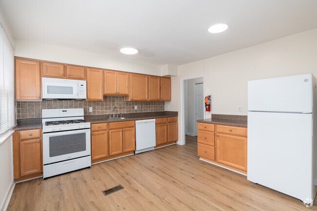 2BR, 1BA - 1,000SF - Kitchen