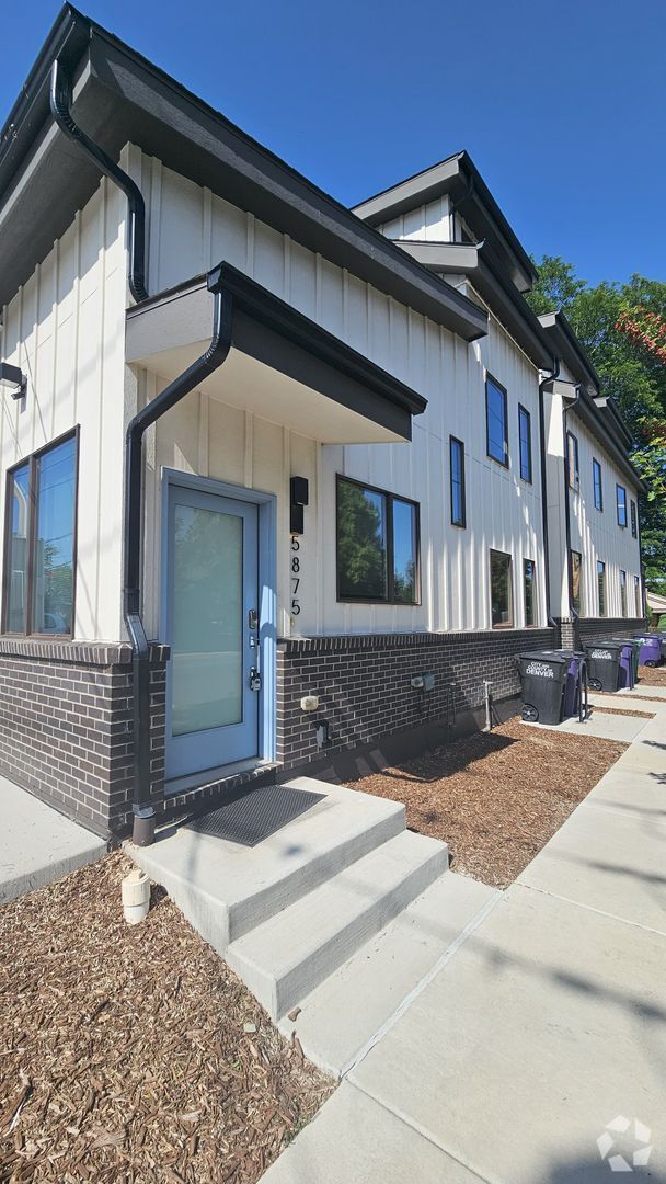 Building Photo - Modern Townhome with off street Parking in...