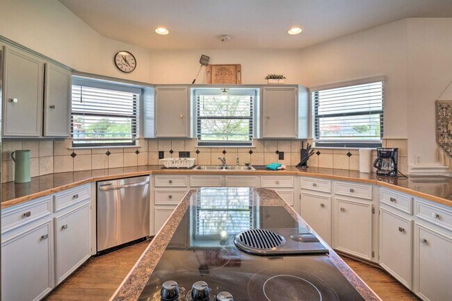 Photo - 15805 Richards Dr