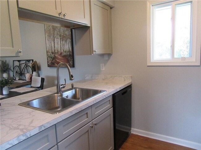 Photo - 524 Eastbrooke Ln