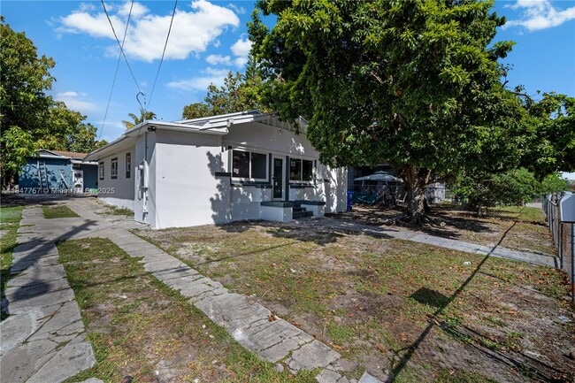 Building Photo - 1114 SW 13th Ct Unit 1 Rental