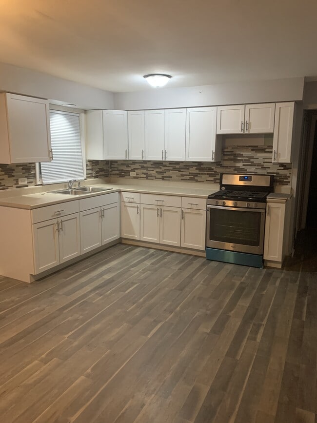 Building Photo - 1645 Downs Dr Unit 2