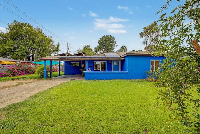 Building Photo - Blue Beauty in Historic District!!