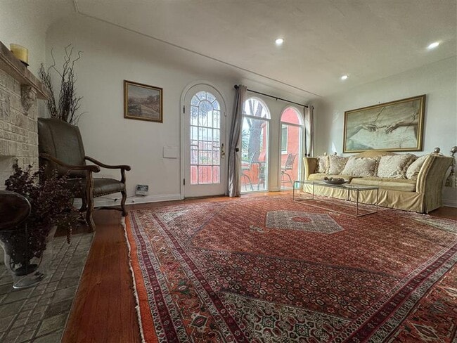 Photo - 1056 S Redondo Blvd Unidad 1058