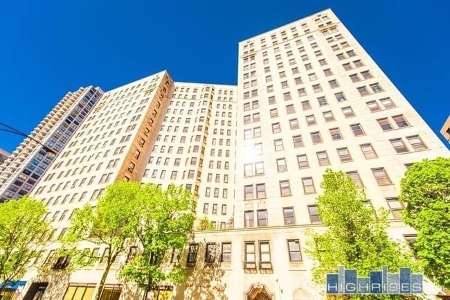 Building Photo - 2000 N Lincoln Park W