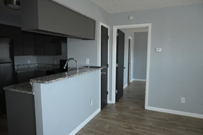 Photo - 608 S Broadway St