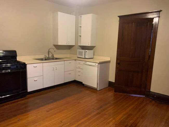 Photo - 2215 Victor St