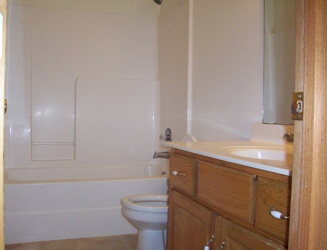 Photo - Beautiful 3 bedroom house in quiet mature neighborhood!