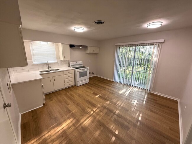 Photo - MOVE IN SPECIAL $500 OFF ON THE FIRST MONTH'S RENT! AVAILABLE NOW!!! Charming 4 bedroom 2 bath ho...