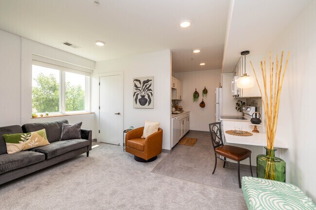 1 habitación, 1 baño - 474 pies cuadrados - Sala de estar - Larimore Senior Residences