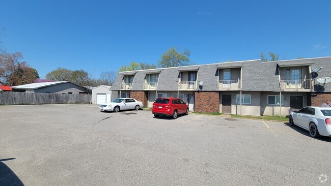 Building Photo - 2 Bedroom/ 1.5 Bath Townhouse Style Apartm... Unit Apt 1
