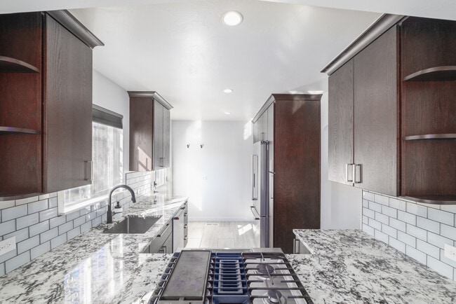 Photo - 2865 Niagara St