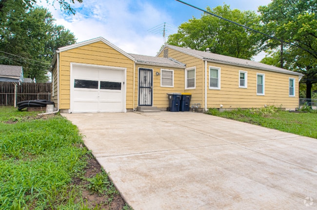 Building Photo - 7946 Main St Rental