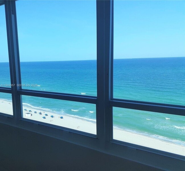 Building Photo - 5445 Collins Ave Unit 1425