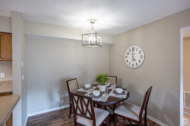 2BR, 2BA - 1000SF - Dining Room