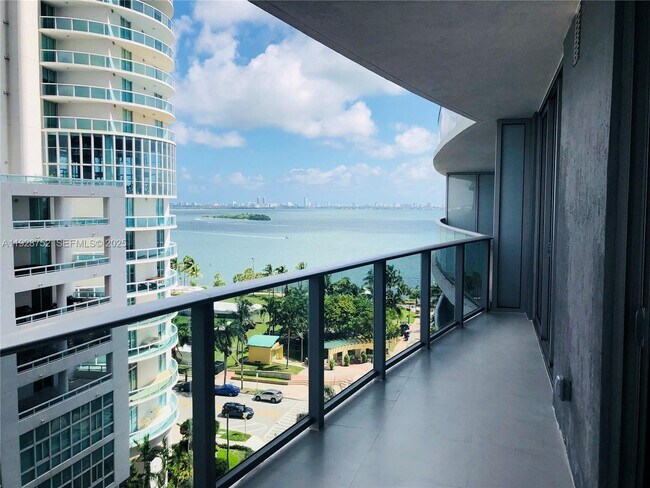 Building Photo - 488 NE 18th St Unit 907