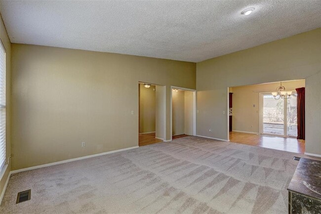 Photo - 841 N Robinson Ave