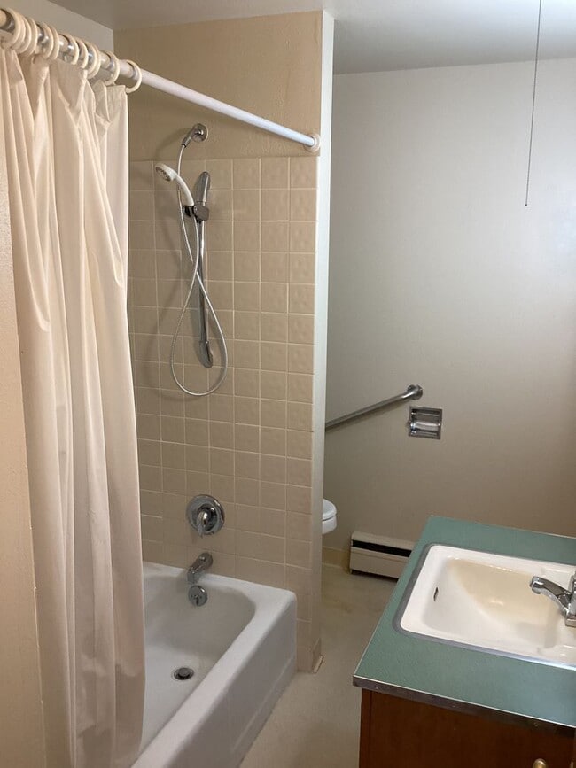 Photo - 2 Bed 1 Bath Duplex with Attached Garage