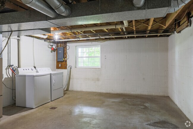 2BR, 1.5BA - 930 SF